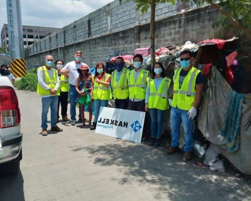 菲律宾办公室员工戴着安全装备在建筑工地合影留念